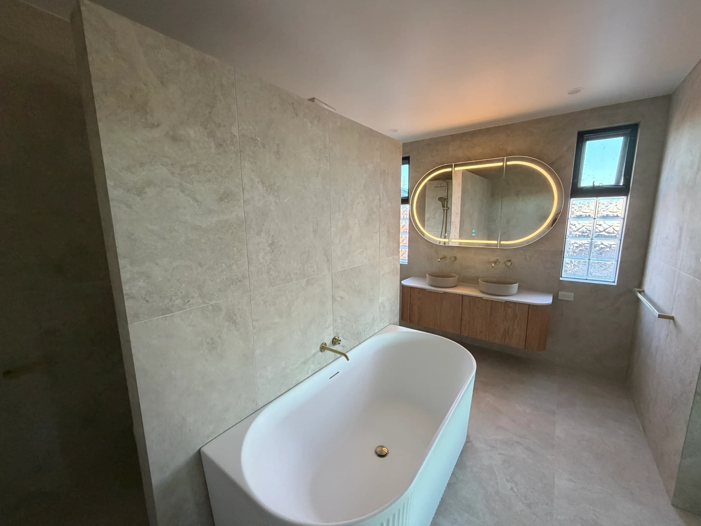A master ensuite that had no door